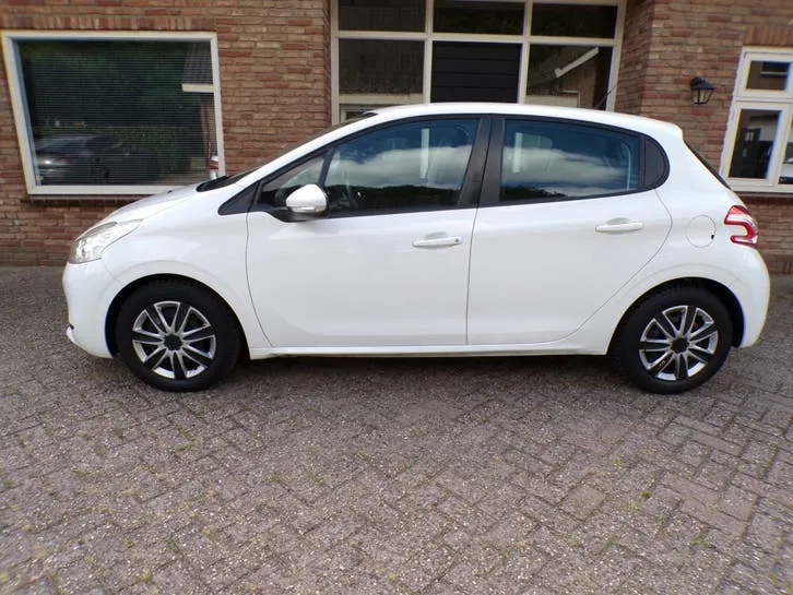 Peugeot 208 2014 photo 2