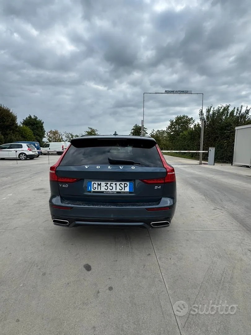 Volvo V60 2023 photo 2