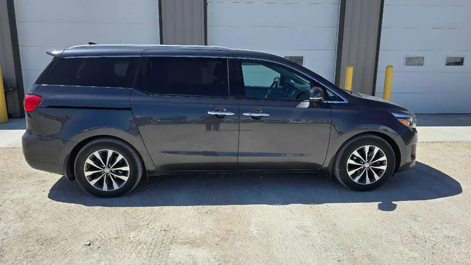 Kia Sedona 2016 photo 3