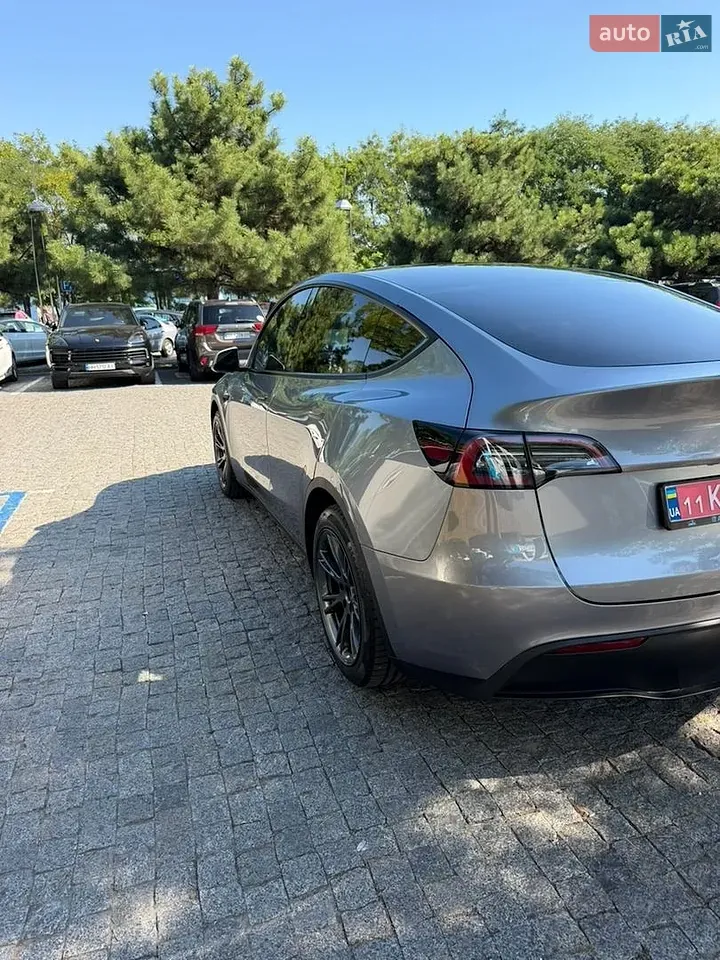Tesla Model Y 2025 photo 4