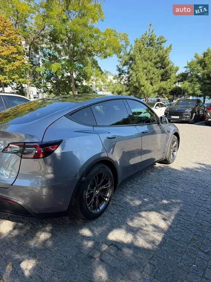 Tesla Model Y 2025 photo 3