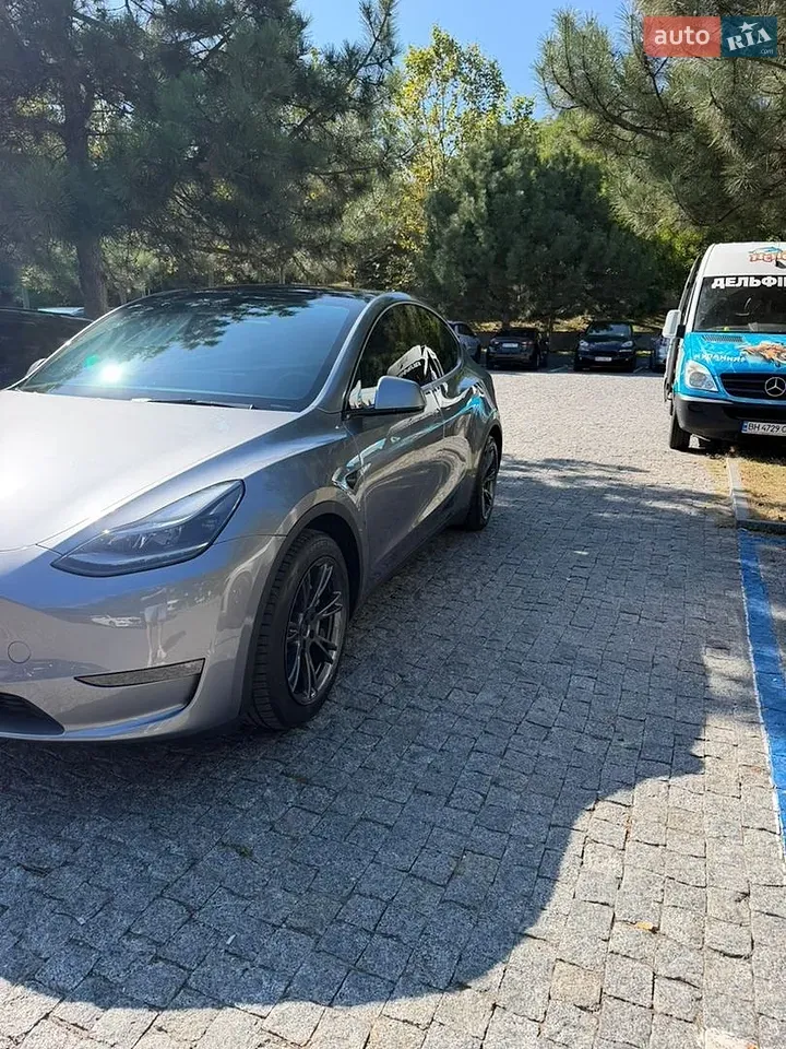 Tesla Model Y 2025 photo 2