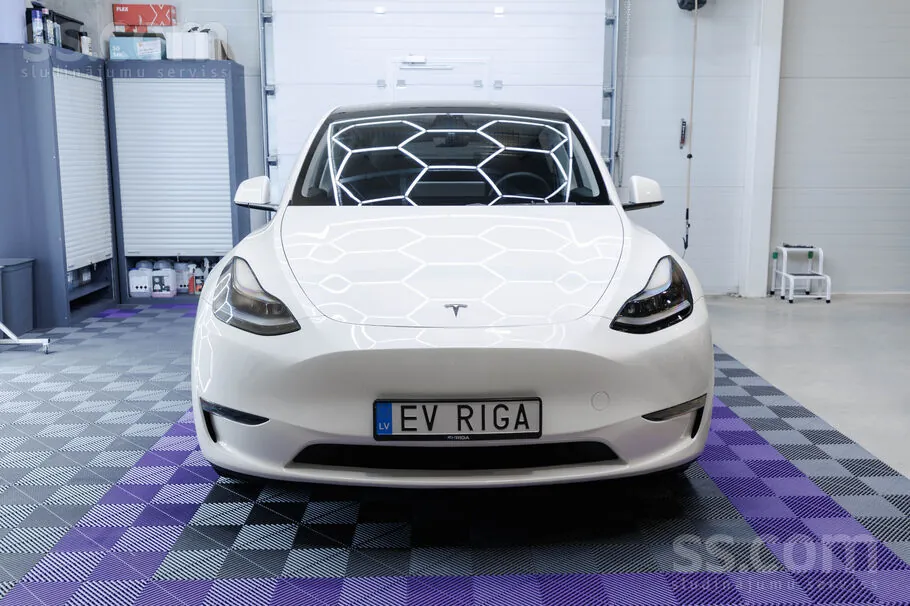Tesla Model Y 2023 photo 2
