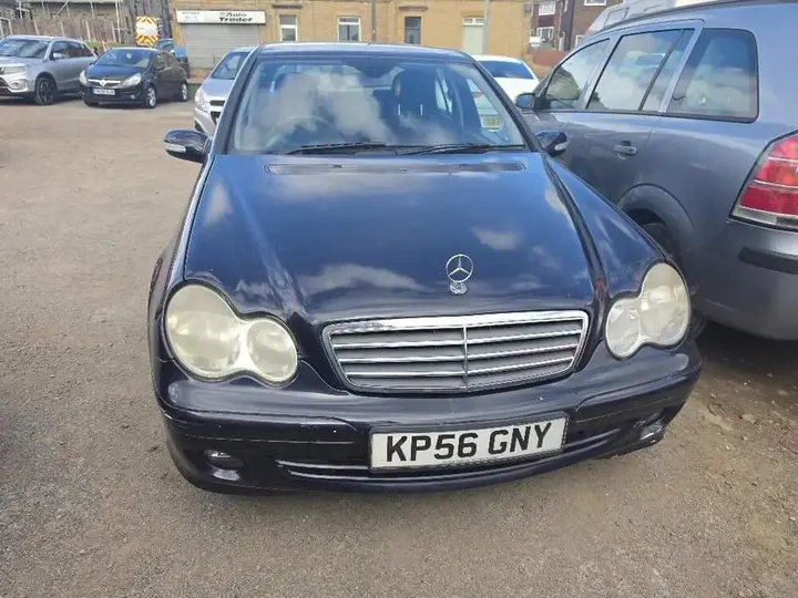 Mercedes-Benz C-Class 2006 photo 2