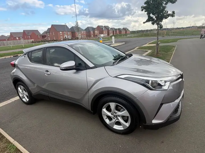 Toyota C-Hr 2018 photo 2