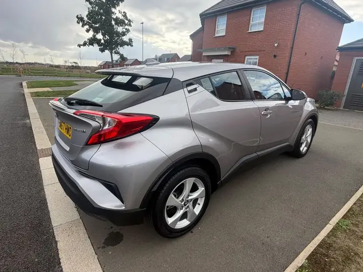 Toyota C-Hr 2018 photo 3