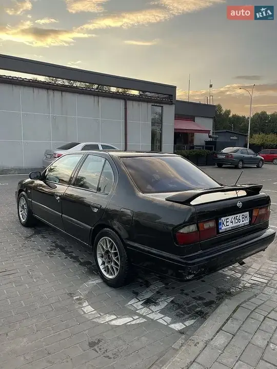 Nissan Primera 1990 photo 4