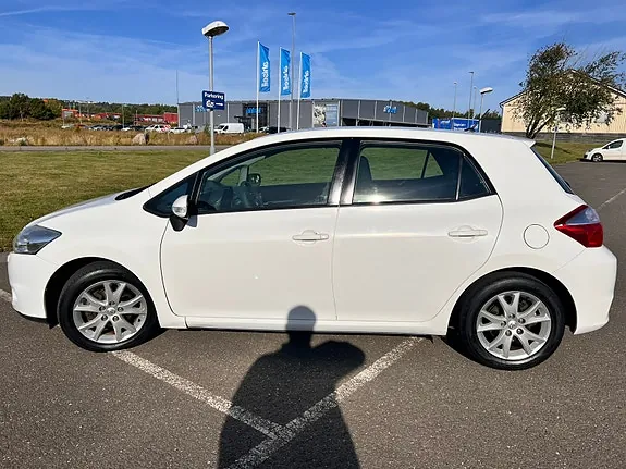 Toyota Auris 2011 photo 2