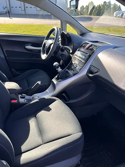 Toyota Auris 2011 photo 5