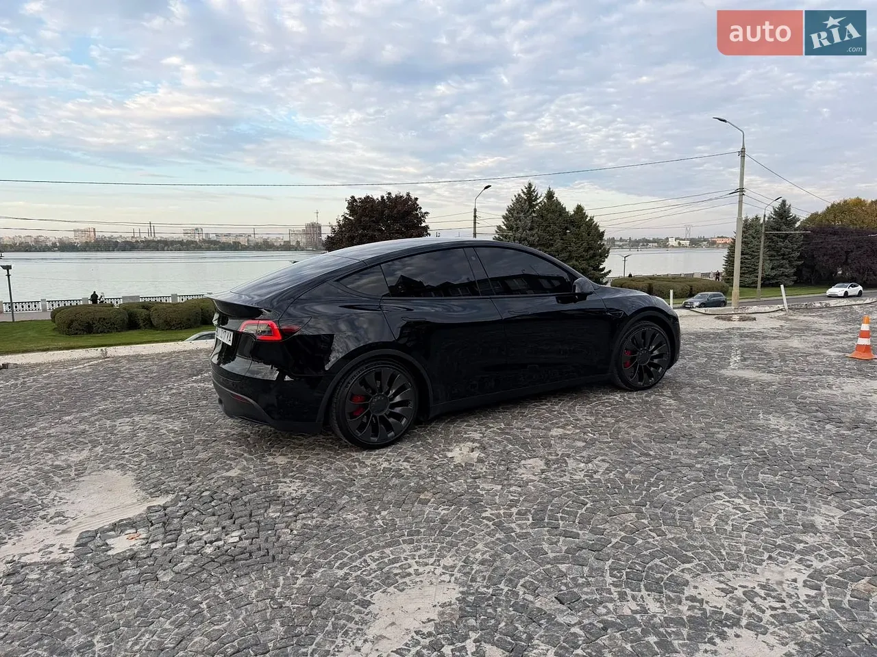 Tesla Model Y 2023 photo 2