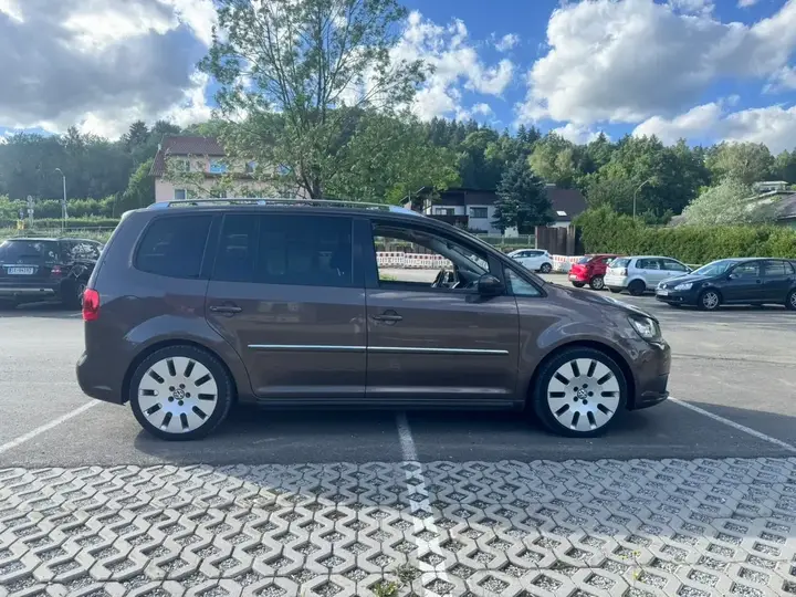 Volkswagen Touran 2011 photo 2