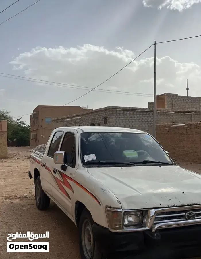 Toyota Hilux 1999 photo 2