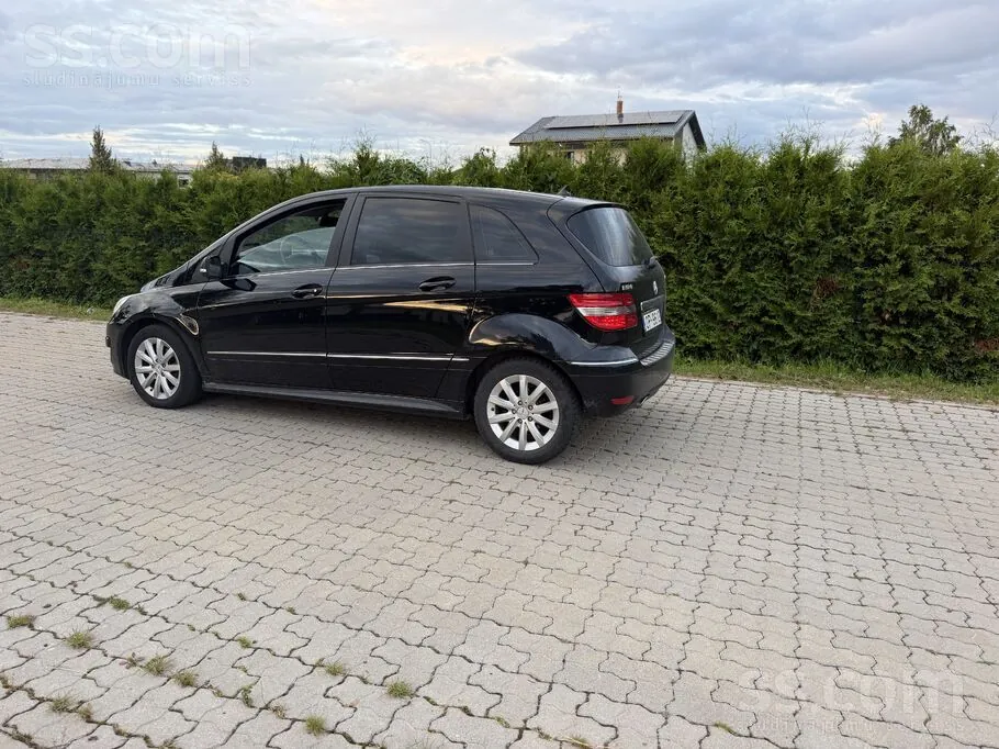 Mercedes-Benz B180 2011 photo 3