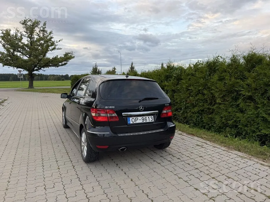 Mercedes-Benz B180 2011 photo 2