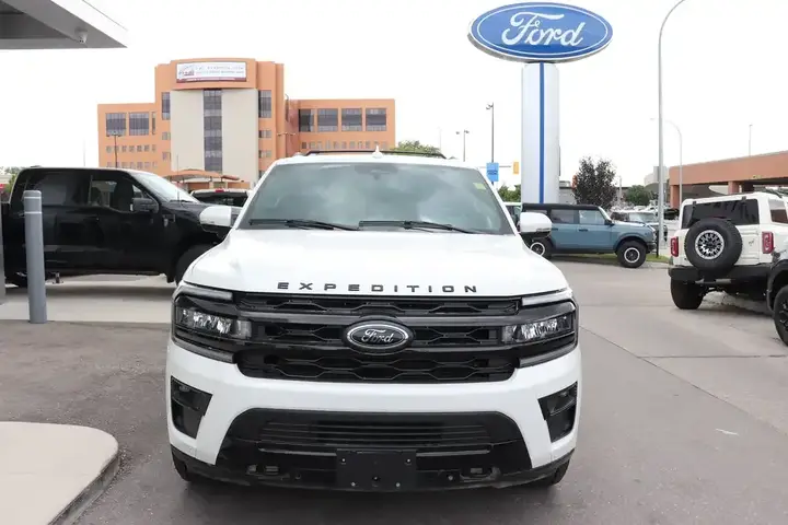 Ford Expedition 2023 photo 2