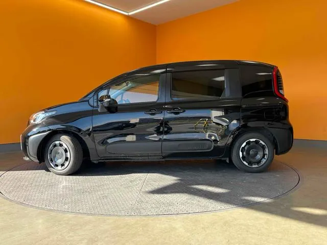 Toyota Sienta 2024 photo 2
