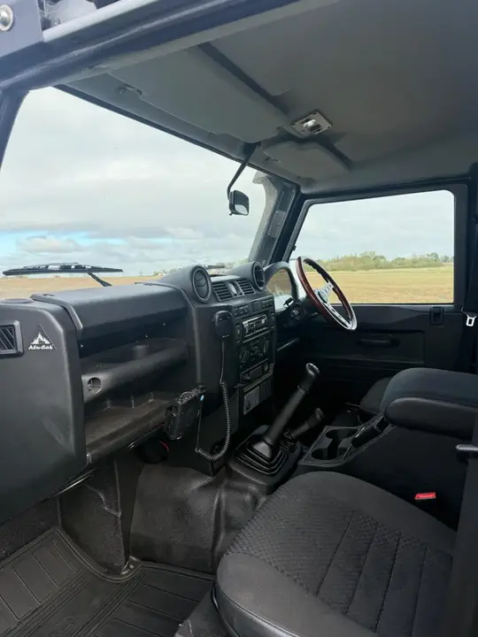 Land Rover Defender 2013 photo 4