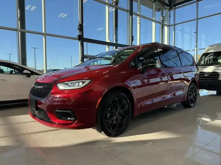 Chrysler Pacifica 2024 photo 3