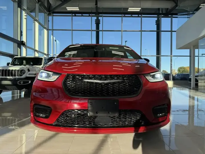 Chrysler Pacifica 2024 photo 2