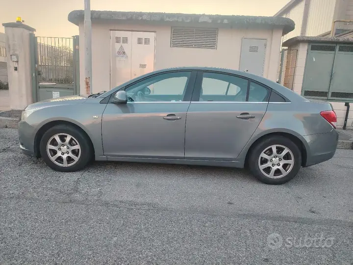 Chevrolet Cruze 2010 photo 2