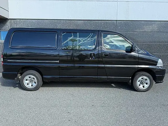 Toyota Hiace 2010 photo 2