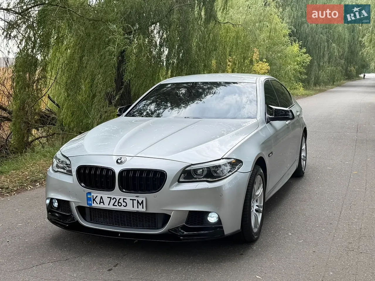 BMW 5 Series 2011 photo 2