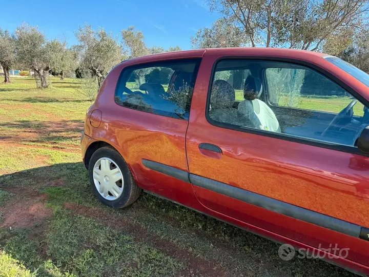 Renault Clio 2005 photo 2