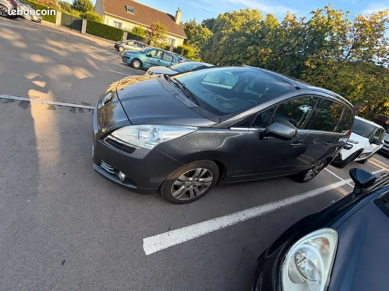 Peugeot 5008 2012 photo 2