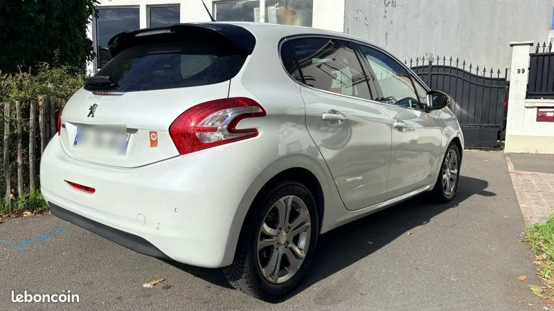 Peugeot 208 2014 photo 2