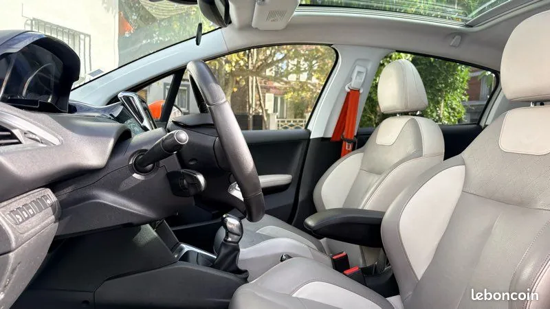 Peugeot 208 2014 photo 3