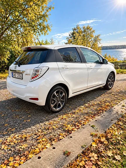 Toyota Yaris 2013 photo 2