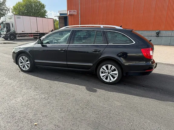 Skoda Superb 2012 photo 4