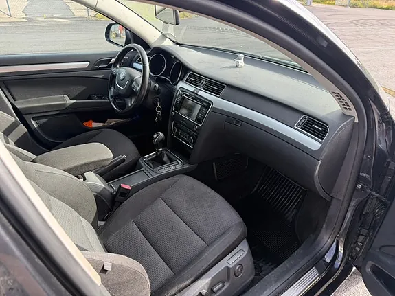 Skoda Superb 2012 photo 5
