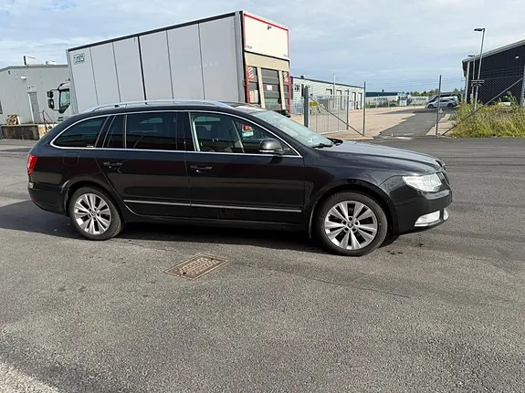 Skoda Superb 2012 photo 3