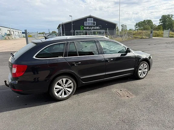 Skoda Superb 2012 photo 2