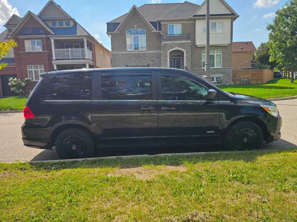 Volkswagen Routan 2012 photo 3