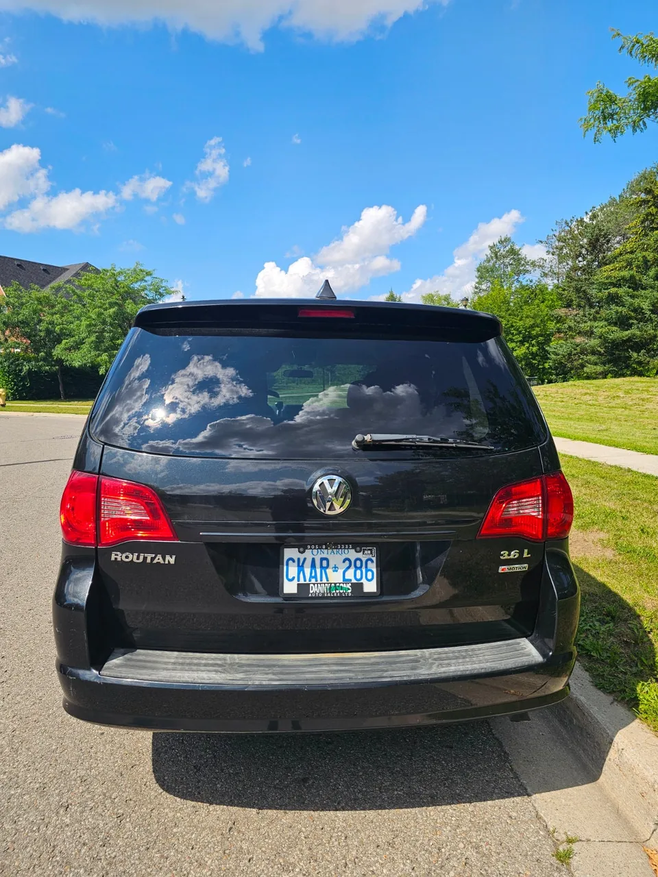Volkswagen Routan 2012 photo 2