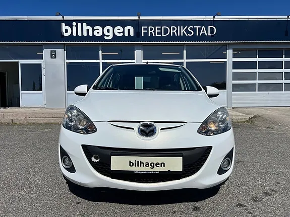 Mazda 2 2014 photo 3