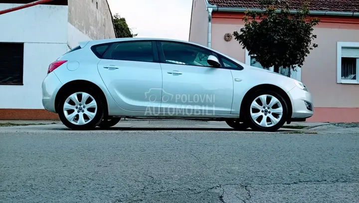 Opel Astra J 2012 photo 5