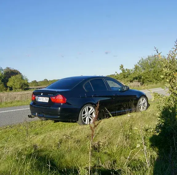 BMW 320D 2010 photo 2