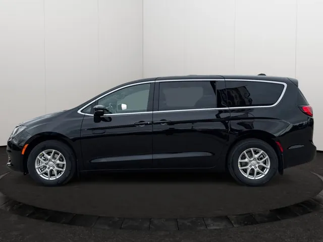 Chrysler Grand Caravan 2026 photo 2