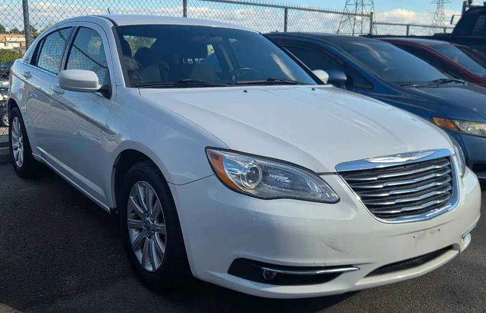 Chrysler 200 2014 photo 2