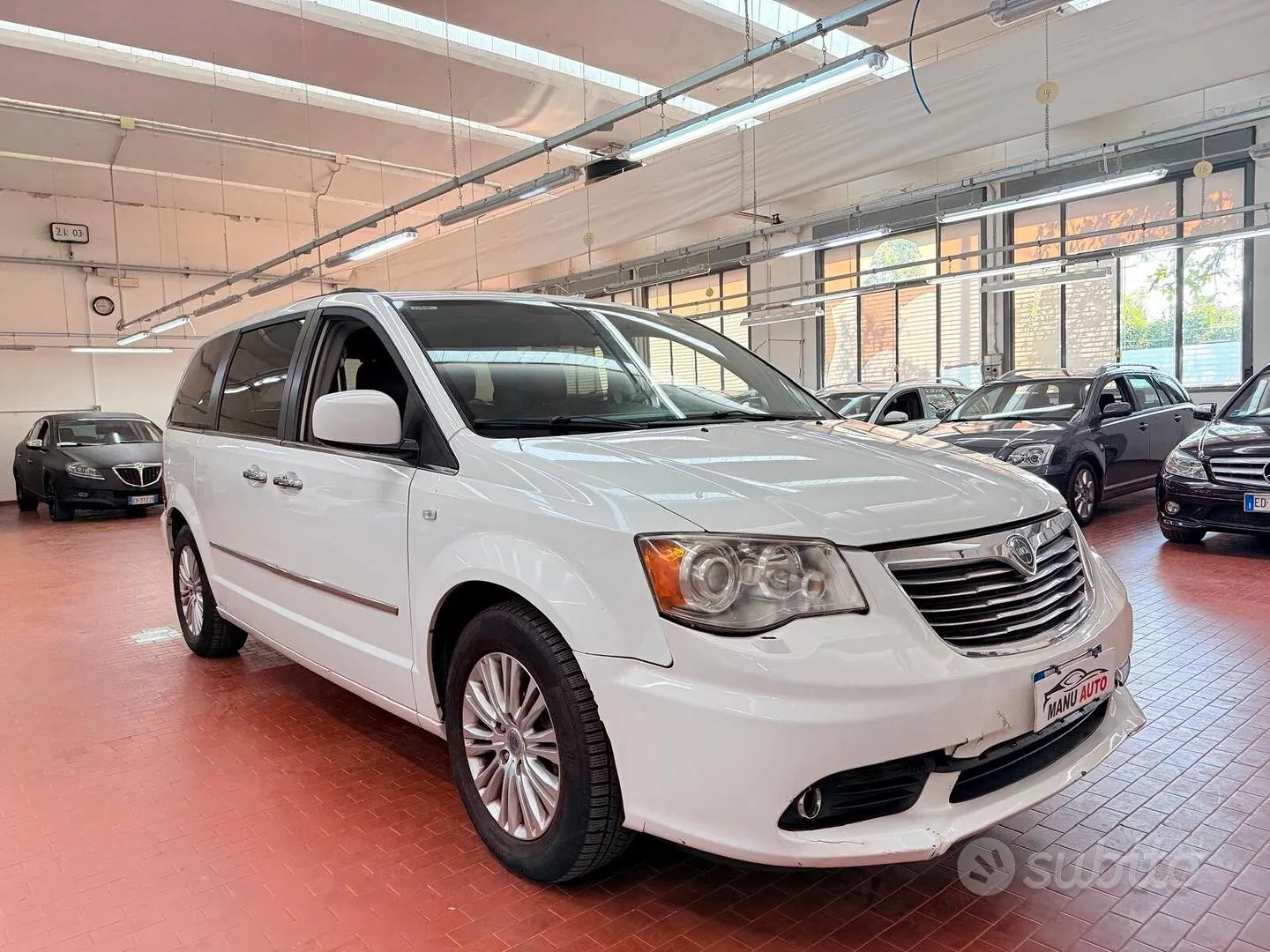 Lancia Voyager 2012 photo 2