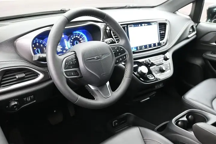 Chrysler Pacifica 2025 photo 5