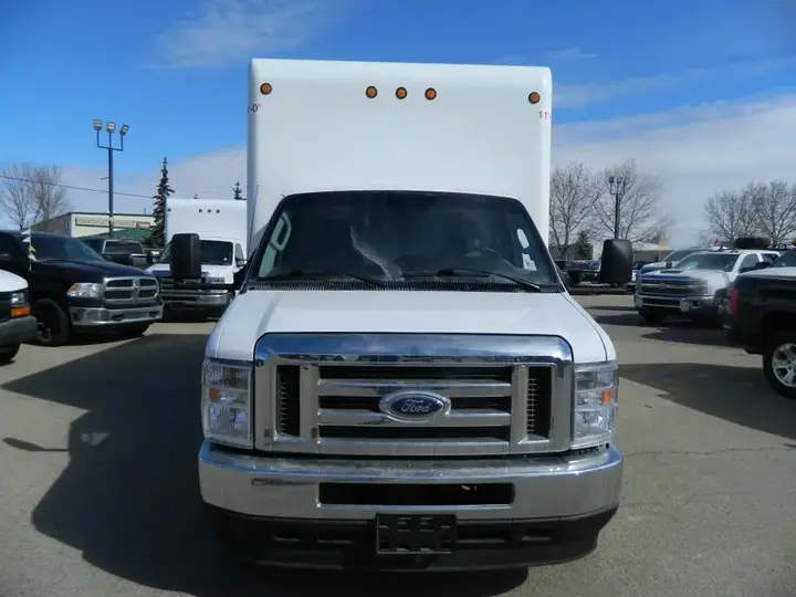Ford E-450 2022 photo 2