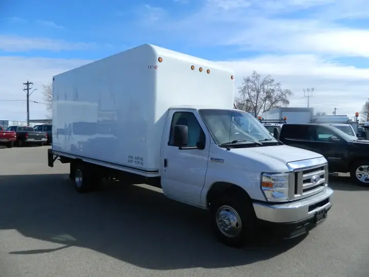 Ford E-450 2022 photo 3