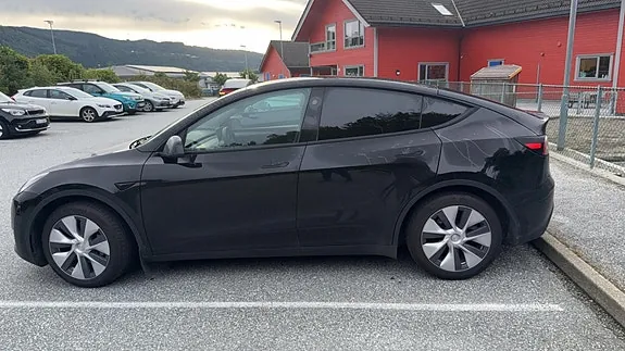 Tesla Model Y 2024 photo 2