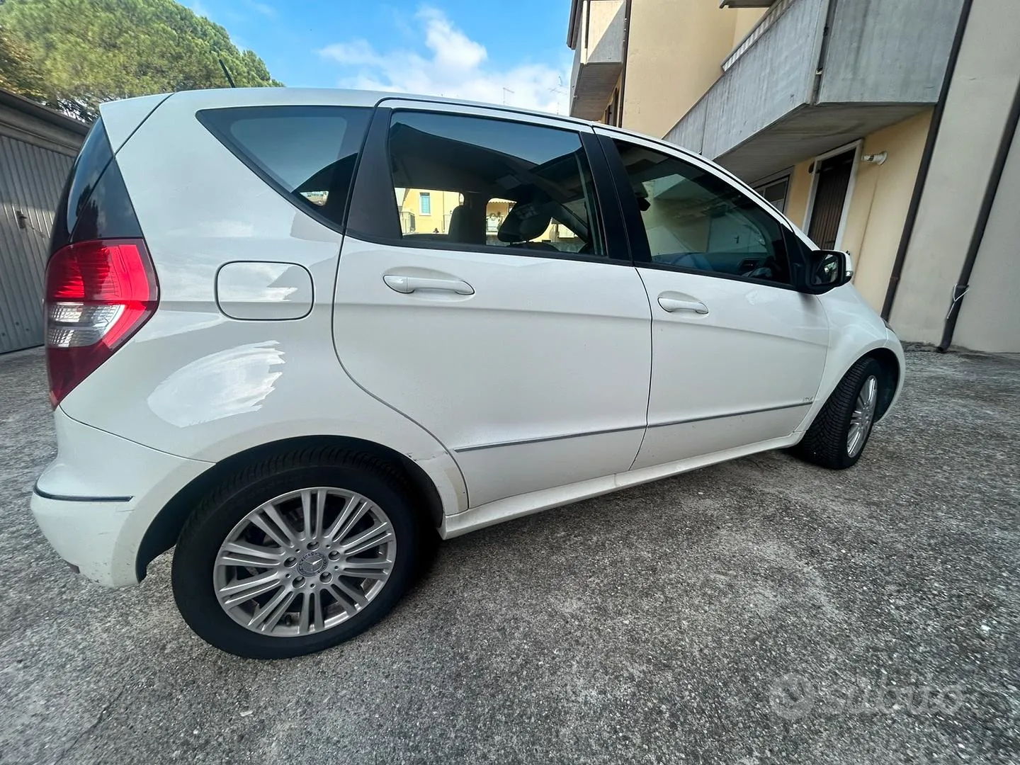 Mercedes-Benz A 180 2010 photo 2