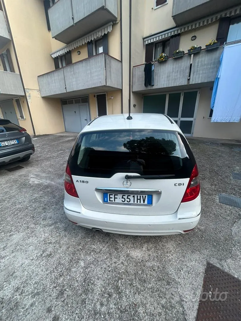Mercedes-Benz A 180 2010 photo 4