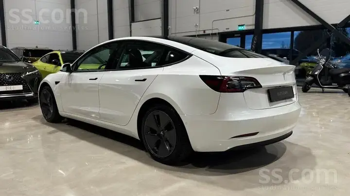 Tesla Model 3 2021 photo 2